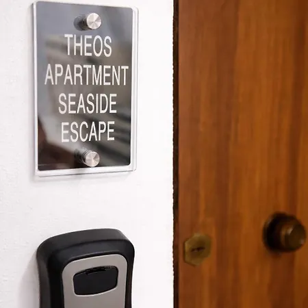 Theos Beachside Escape Апартаменты